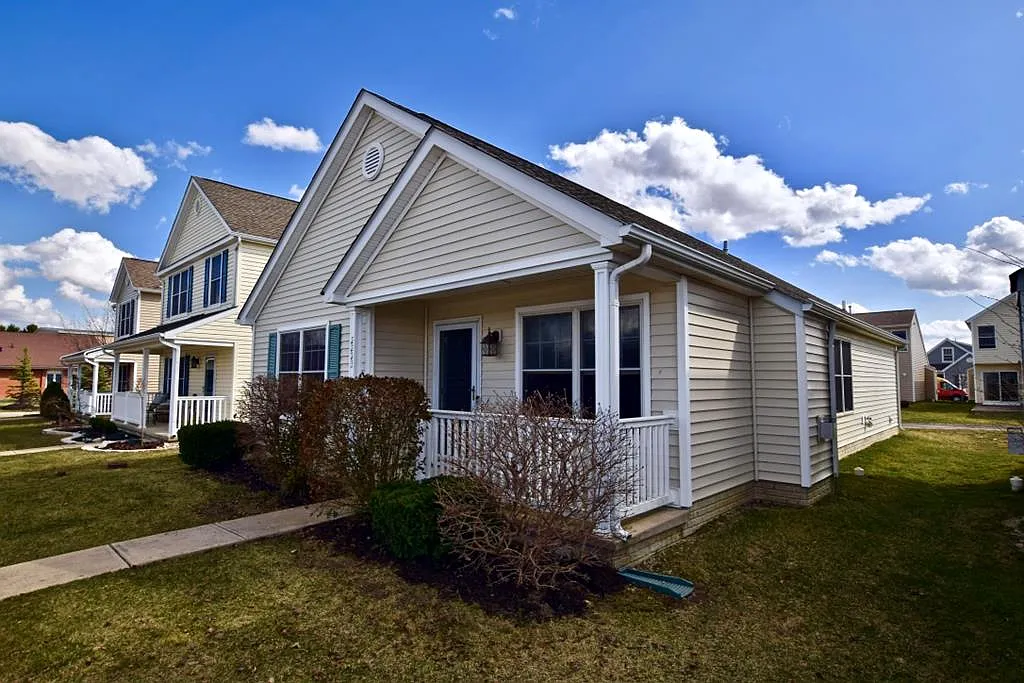2273 Dunvegan St photo 1