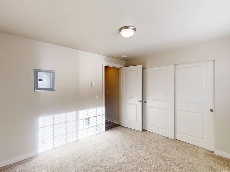 Sunset Court Apartments — Photo 14