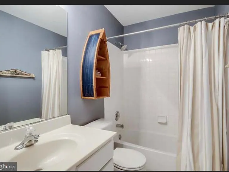 8203 Glade Bank Dr — Photo 8