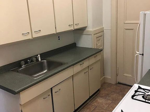 5th image of 273 Paddock St APT 1
