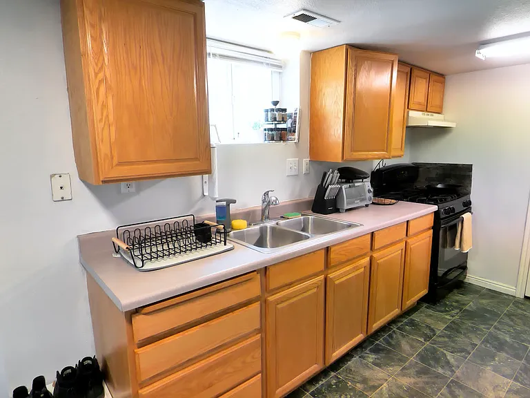 343 N 600 W — Photo 10