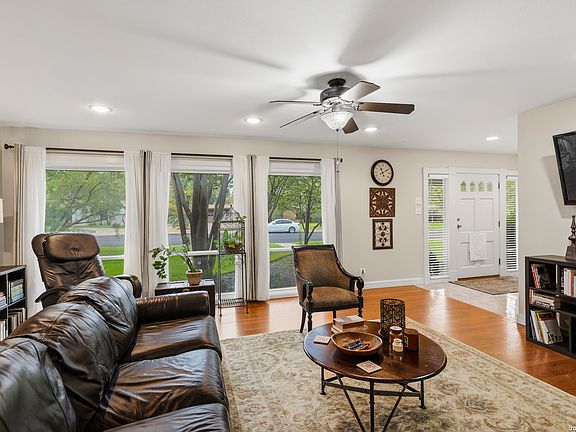 3rd image of 330 Rockhill
