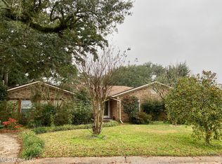5325 Lakeview Dr, Moss Point, MS 39563