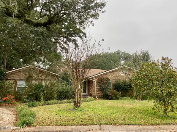 5325 Lakeview Dr, Moss Point, MS 39563