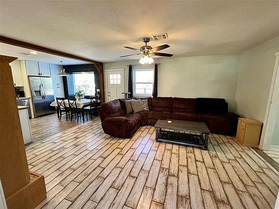 5th image of 635 W Hillcrest Dr