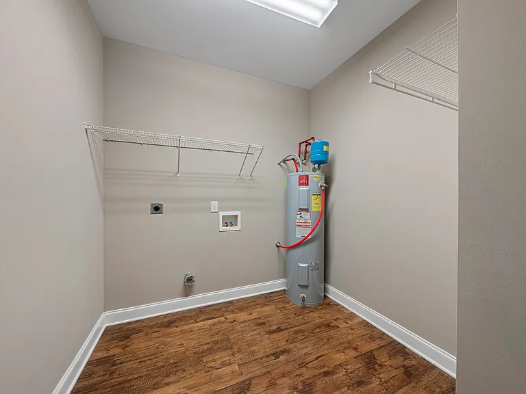 Mount Victor Olde Towne Luxury Apartments — Photo 43