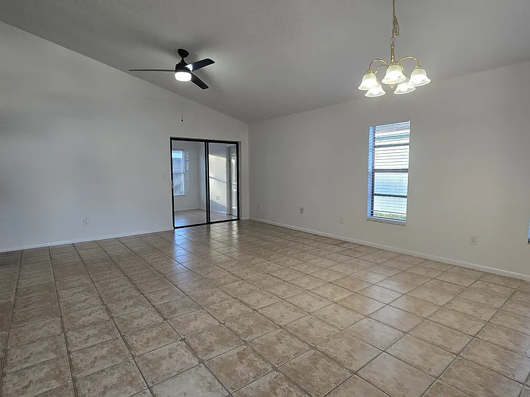 846 Grenadier Dr — Photo 5