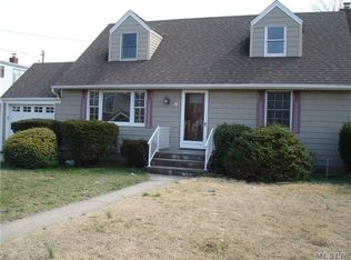 3 Cornwall Ln, Hicksville, NY 11801