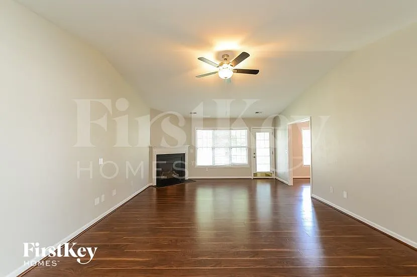 3 bed, 2.0 bath, 1819 sqft, $2,350 — Photo 4