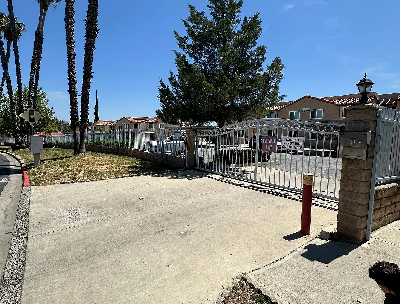 2 bed, 900 sqft, $2,000 — Photo 2