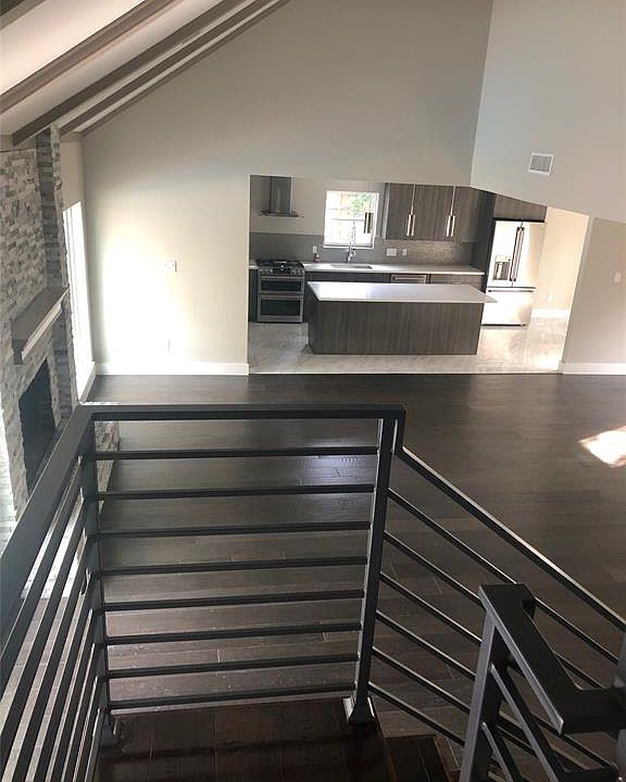 1st image of 407 Briarpark Dr