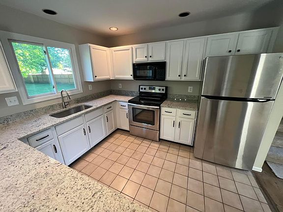 5th image of 221 Nichols Manor Dr