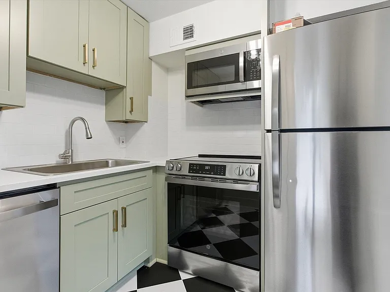 421 E Jennings St — Photo 20