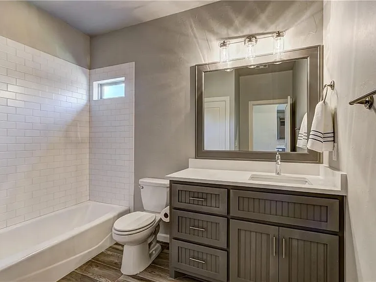 8425 NW 135th Ter — Photo 10