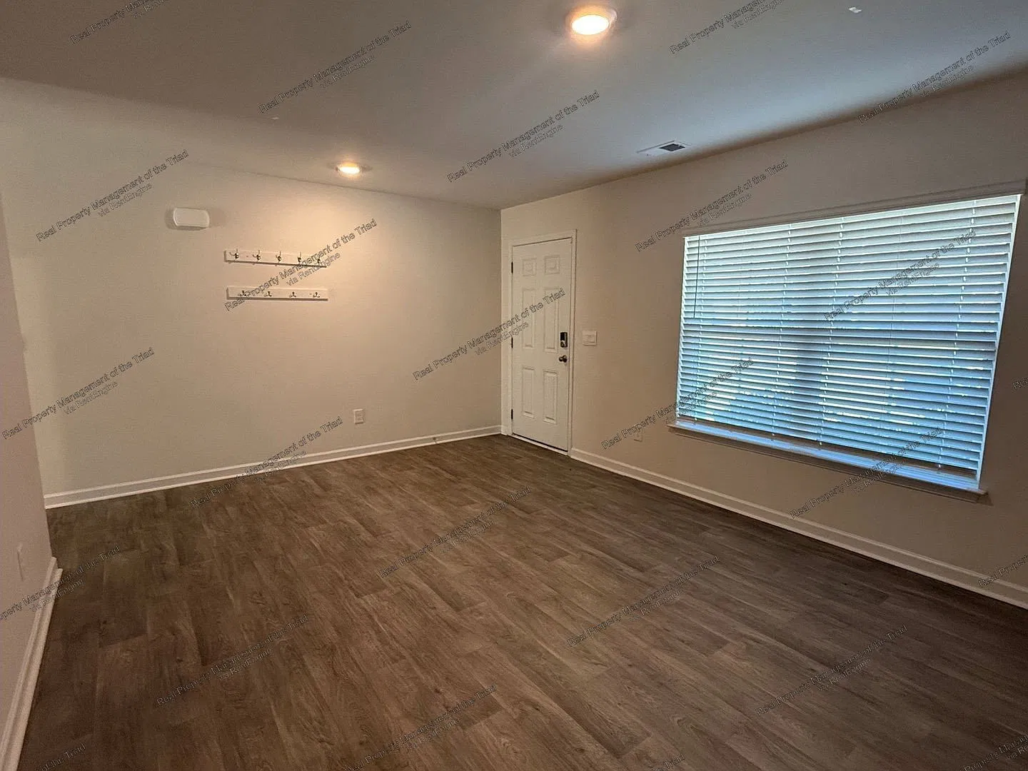 4 bed, 2.5 bath, 2220 sqft, $1,895 — Photo 2
