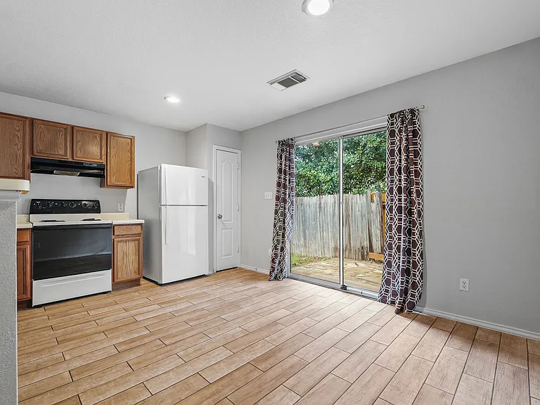 323 Amberdale Oak — Photo 9