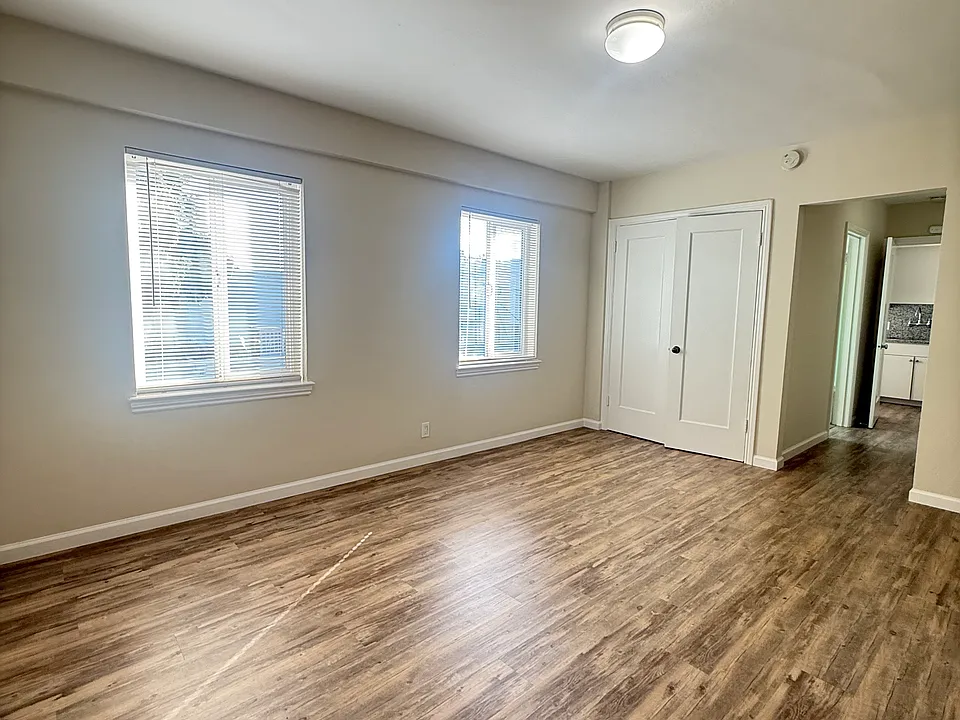 1204 Capuchino Ave #4
