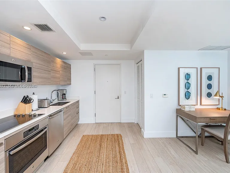 121 NE 34th St #L402 — Photo 7
