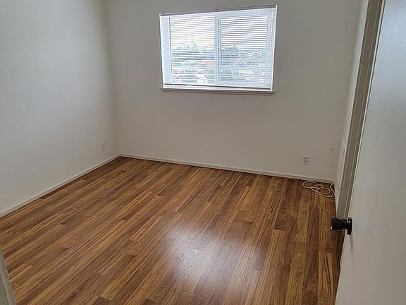 5th image of 3555 Lincoln Ave #35