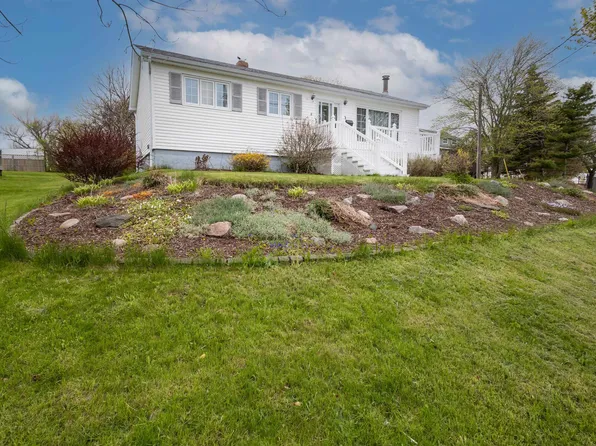 11 Maclean St, Cape Breton, NS B1V 1E1