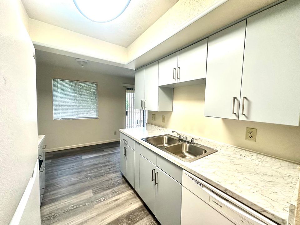 1st image of 328 Northbank Ct #68