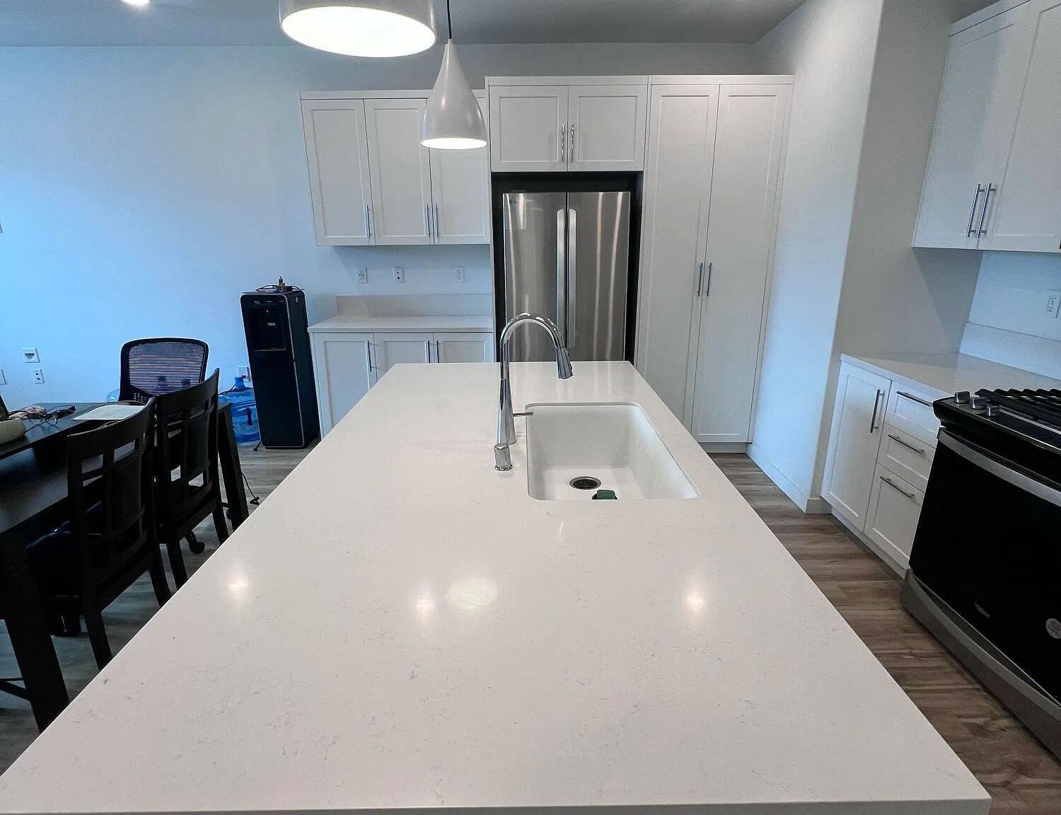 3 bed, 4.0 bath, 1450 sqft, $4,700 — Photo 3