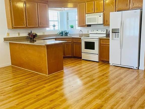 4th image of 321 N 36th Ln