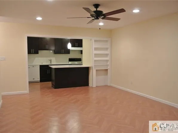 20-7 New Rd, Kendall Park, NJ 08824