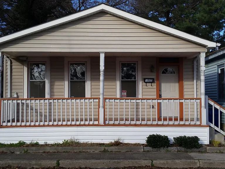 1912 Holladay St — Photo 1