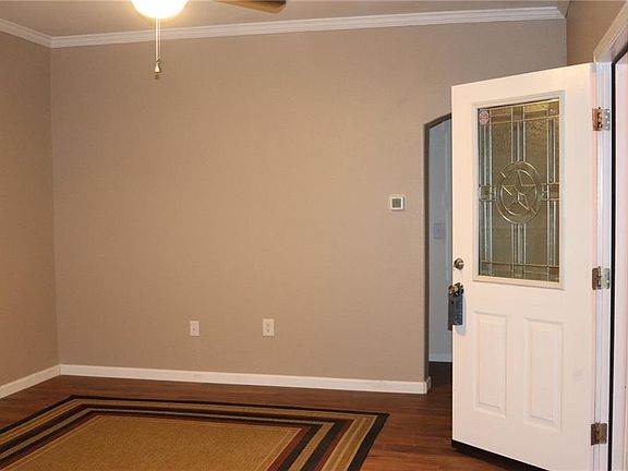 5th image of 300 E Pecan St