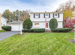 35 Oakbend Ln, Rochester, NY 14617