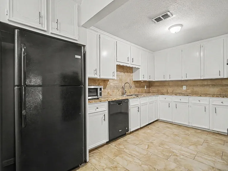 2121 Hickory Ln — Photo 4