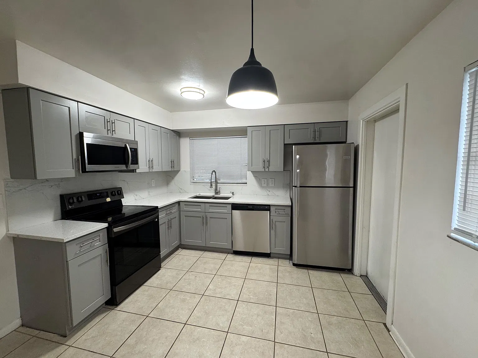 2 bed, 830 sqft, $1,649 — Photo 3