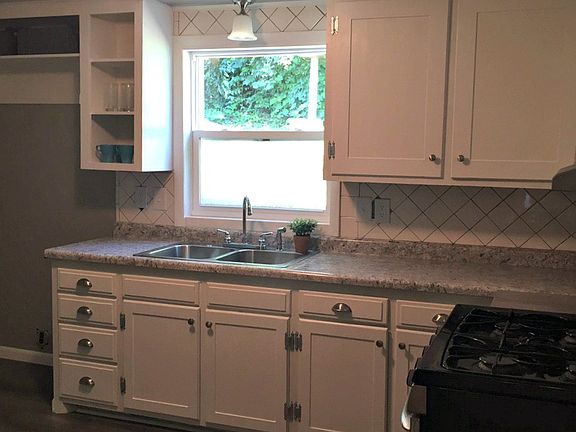 5th image of 138 Emerson Ave