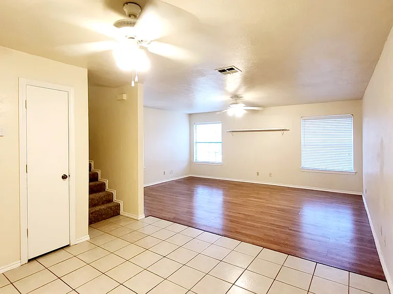 2424 Lakeview Cir — Photo 2