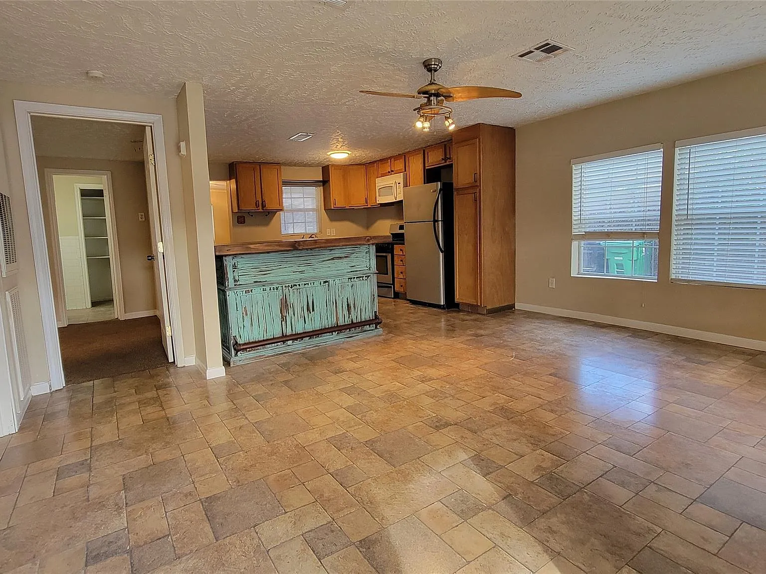 2 bed, 1.0 bath, 953 sqft, $1,600 — Photo 1