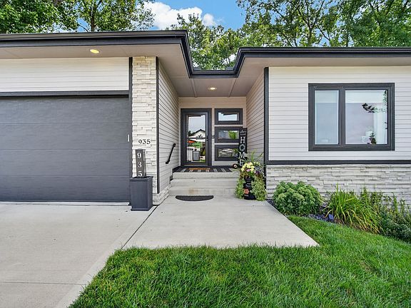 2nd image of 935 Arbor Woods Dr