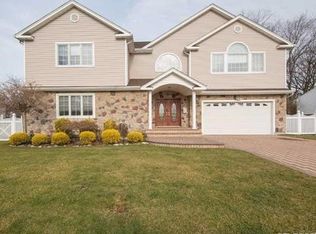2A Harriet Dr, Syosset, NY 11791