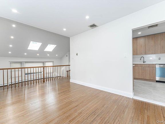 4th image of 1066 Cedarhurst Street
