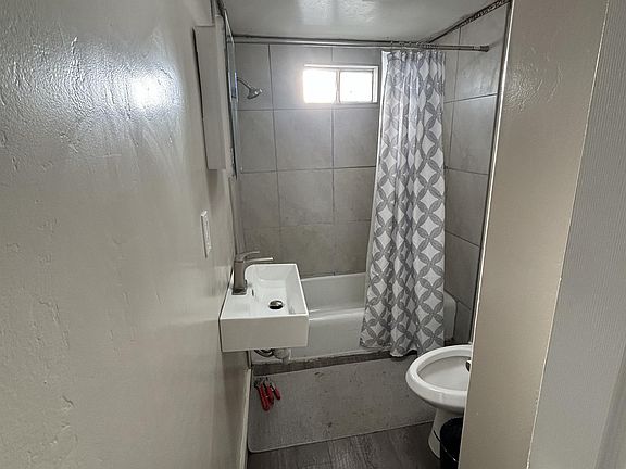 4th image of 304 Clyde St #A