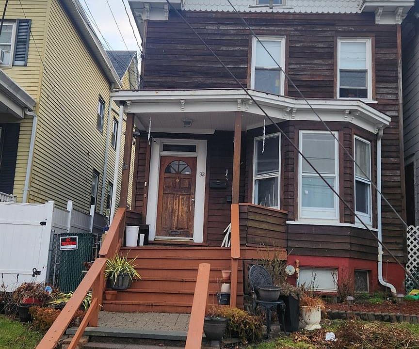 1st image of 32 Clove Avenue