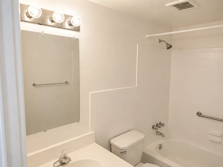 Webster Court Apartments — Photo 17