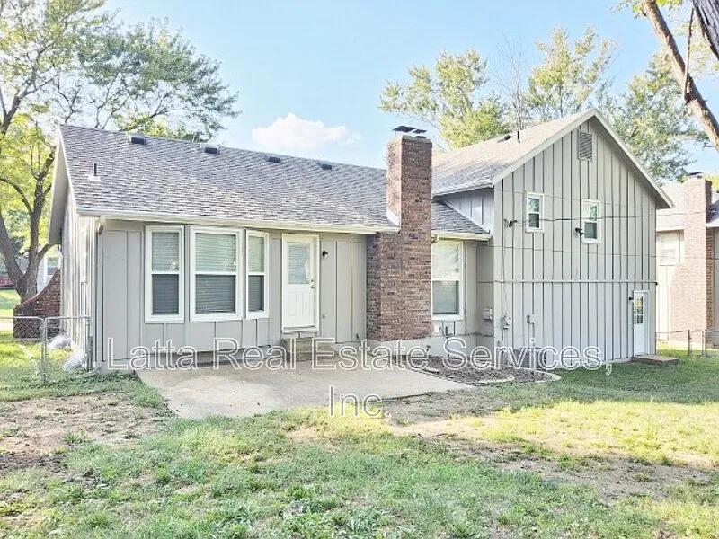 3 bed, 2.0 bath, 2052 sqft, $1,950 — Photo 2