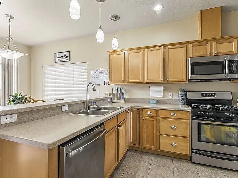 891 Kentucky Ave — Photo 3