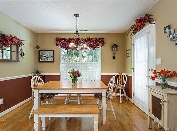3rd image of 123 Ashwood Ln