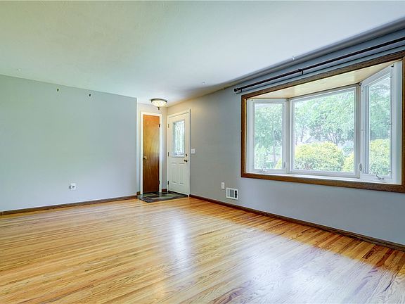 4th image of 118 Underwood Ave