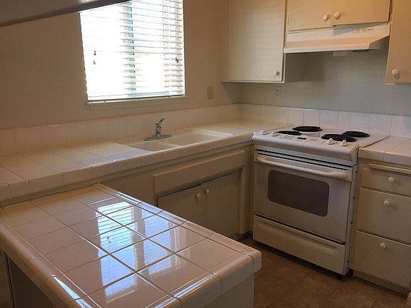4th image of 10192 Park Cir W #4
