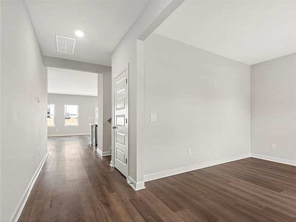 3rd image of 1681 Erindale Dr