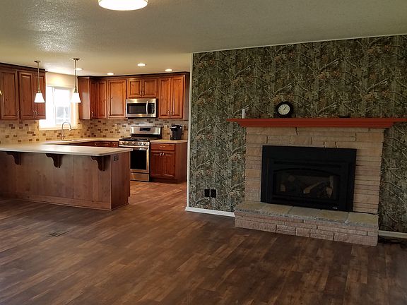 Gas fireplace, breakfast bar