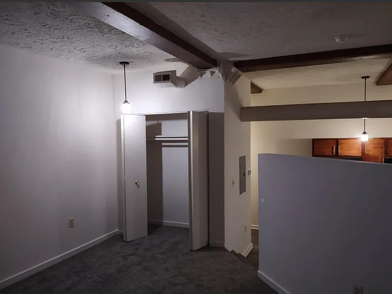Marlboro Classic Apt & Redwood Square — Photo 44